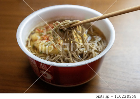 天ぷらそばの即席カップ麺 110228559