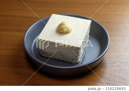生姜を乗せた小さな木綿豆腐 110228683