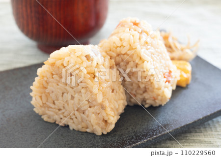 おいしい鶏飯おにぎり 110229560