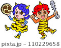 鬼のコスプレで踊る二人の子供 110229658