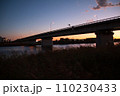 夕方の戸田橋 110230433