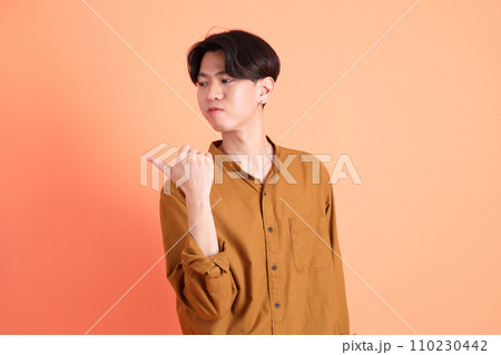 Man in 20s 110230442