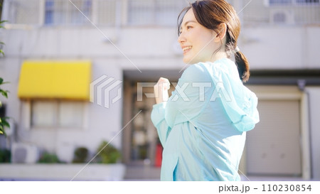 ストレッチをする若い女性 110230854