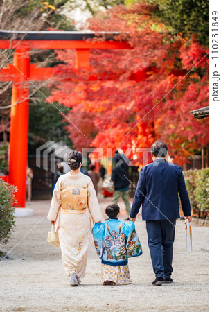 七五三のお参りに来た家族 下鴨神社 賀茂御祖神社 七五三のお参りに来た家族 下鴨神社 賀茂御祖神社 110231849