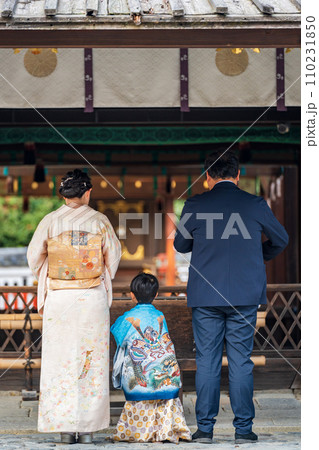 七五三のお参りに来た家族 下鴨神社 賀茂御祖神社 七五三のお参りに来た家族 下鴨神社 賀茂御祖神社 110231850