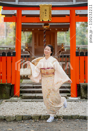 神社にお参りする着物姿の女性 下鴨神社 雑太社 110232211