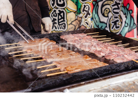 牛串焼き 鉄板焼き 炭火焼き 屋台 牛串焼き 鉄板焼き 炭火焼き 屋台 110232442