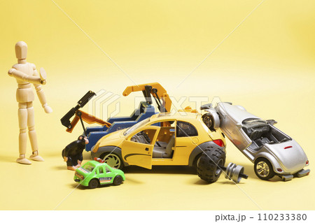 Car crash accident and wooden artist mannequin on a yellow background. Insurance concept 110233380