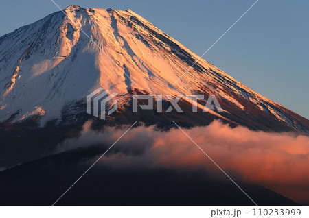夕焼けに染まる富士山・精進湖から見る紅富士 夕焼けに染まる富士山・精進湖から見る紅富士 110233999