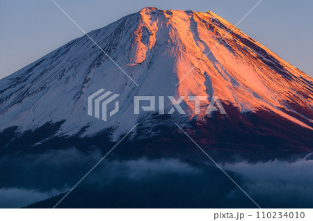 夕焼けに染まる富士山・精進湖から見る紅富士 夕焼けに染まる富士山・精進湖から見る紅富士 110234010