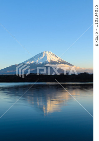 快晴の空と精進湖に映る逆さ富士の絶景・冬景色 快晴の空と精進湖に映る逆さ富士の絶景・冬景色 110234035