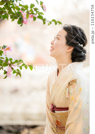 花を見つめる着物姿の女性 110234756