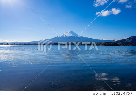 【富士山素材】河口湖から見る富士山と青空【山梨県】 110234757