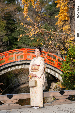 日本庭園の橋に立つ着物姿女性　 110234831