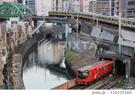 御茶ノ水夕景・神田川、昌平橋と御茶ノ水駅【東京都千代田区～文京区】 110235160