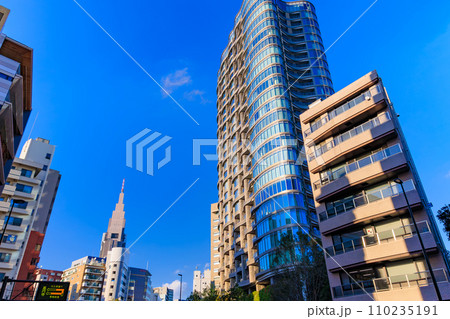 東京　渋谷区千駄ヶ谷の都市風景　パークコート神宮北参道ザタワー 110235191