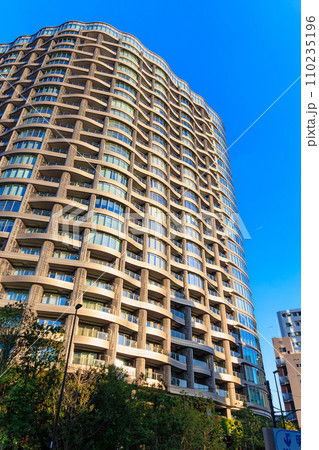 東京　渋谷区千駄ヶ谷の都市風景　パークコート神宮北参道ザタワー 110235196