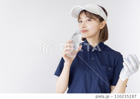 ゴルフ　女性　水 110235287