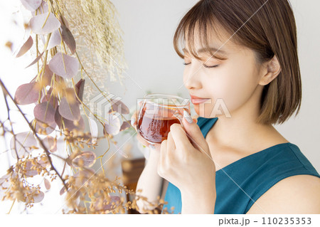 紅茶を飲む女性 110235353