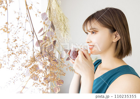 紅茶を飲む女性 紅茶を飲む女性 110235355