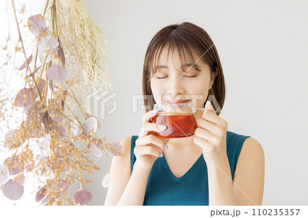 紅茶を飲む女性 110235357