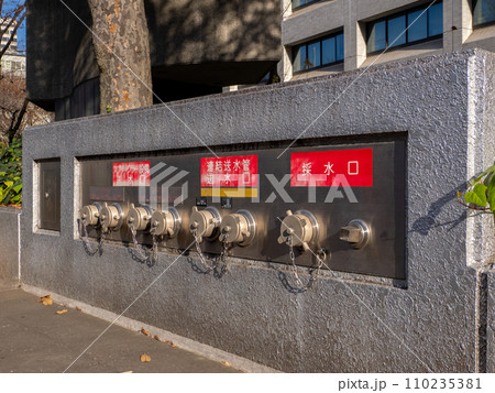 【高層ビルの消火設備】連結送水管送水口・スプリンクラー送水口・採水口 110235381