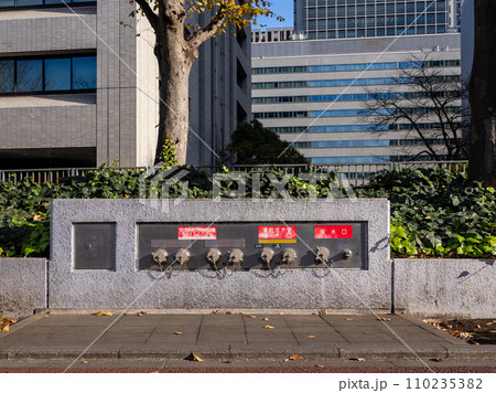 【高層ビルの消火設備】連結送水管送水口・スプリンクラー送水口・採水口 【高層ビルの消火設備】連結送水管送水口・スプリンクラー送水口・採水口 110235382