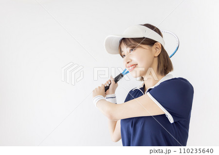 テニス　女性　構える 110235640