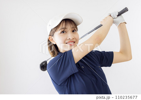 ゴルフ　女性　フルスイング　ナイスショット 110235677