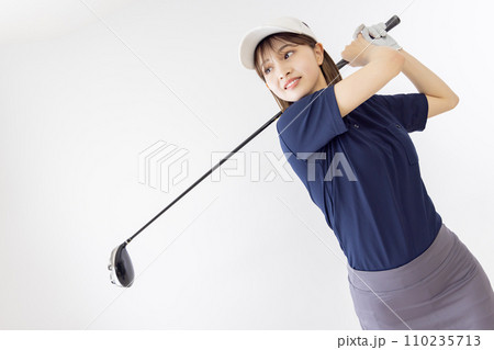 ゴルフ　女性　フルスイング　ナイスショット 110235713