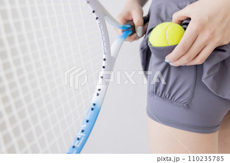 テニス　女性　ボールの隠し場所 110235785