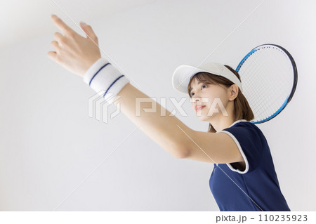 テニス　女性　サービス　トス 110235923