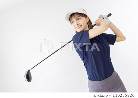 ゴルフ　女性　フルスイング　ナイスショット 110235926