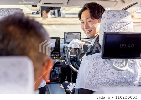 タクシードライバーと客 110236003