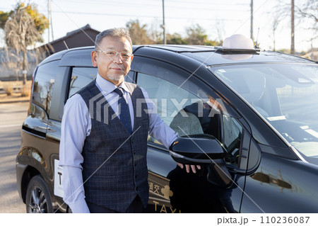 中高年男性　タクシードライバー 110236087