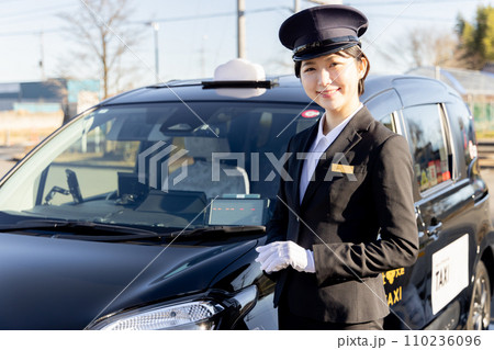 女性のタクシードライバー 110236096