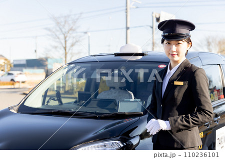 女性のタクシードライバー 110236101