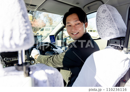 行き先を聞くタクシードライバー 110236116