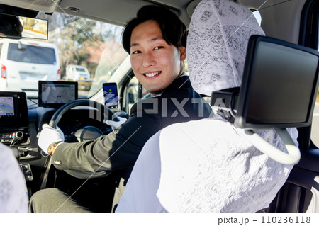 行き先を聞くタクシードライバー 行き先を聞くタクシードライバー 110236118