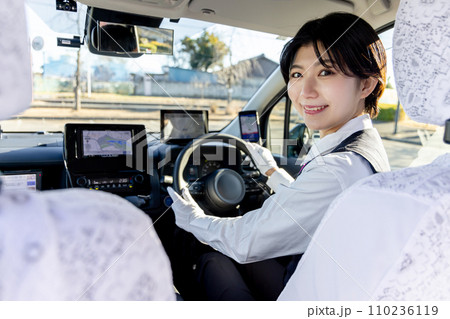 行き先を聞くタクシードライバー 110236119