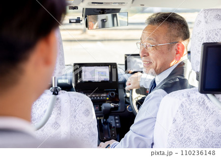 タクシードライバーと客 110236148