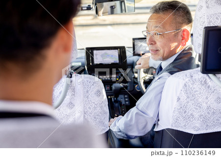 タクシードライバーと客 110236149