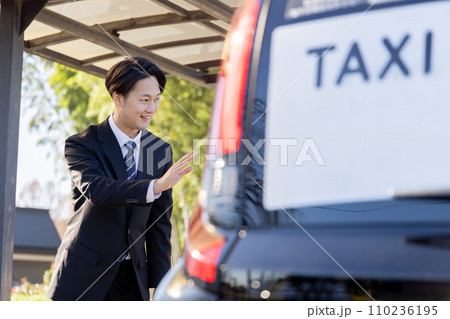 タクシーを呼び止めるビジネスマン 110236195