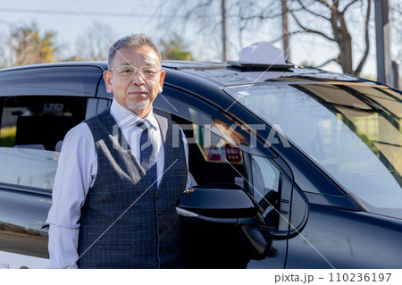 中高年男性　タクシードライバー 110236197