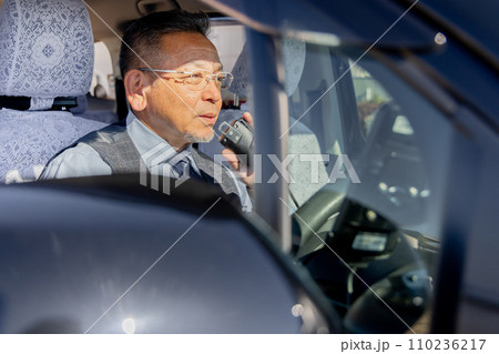 中高年男性　タクシードライバー 110236217