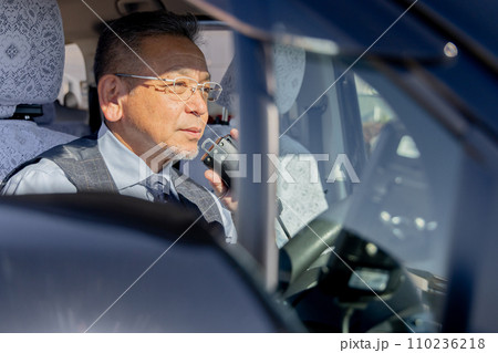中高年男性 タクシードライバー 中高年男性 タクシードライバー 110236218