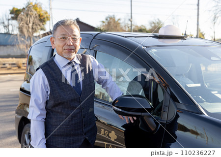 中高年男性 タクシードライバー 中高年男性 タクシードライバー 110236227