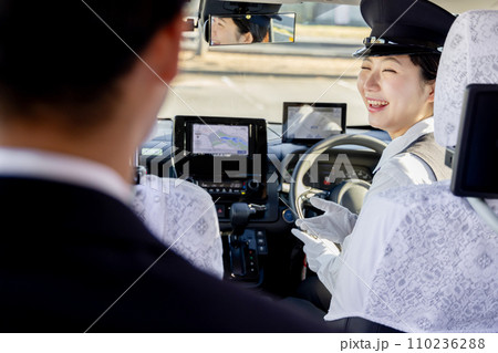 行き先を聞くタクシードライバー 行き先を聞くタクシードライバー 110236288