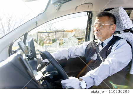 中高年男性 タクシードライバー 中高年男性 タクシードライバー 110236295