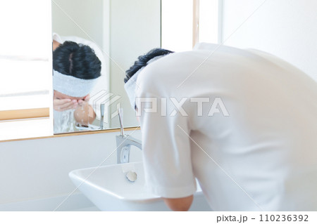 洗面所で洗顔をする男性 洗面所で洗顔をする男性 110236392